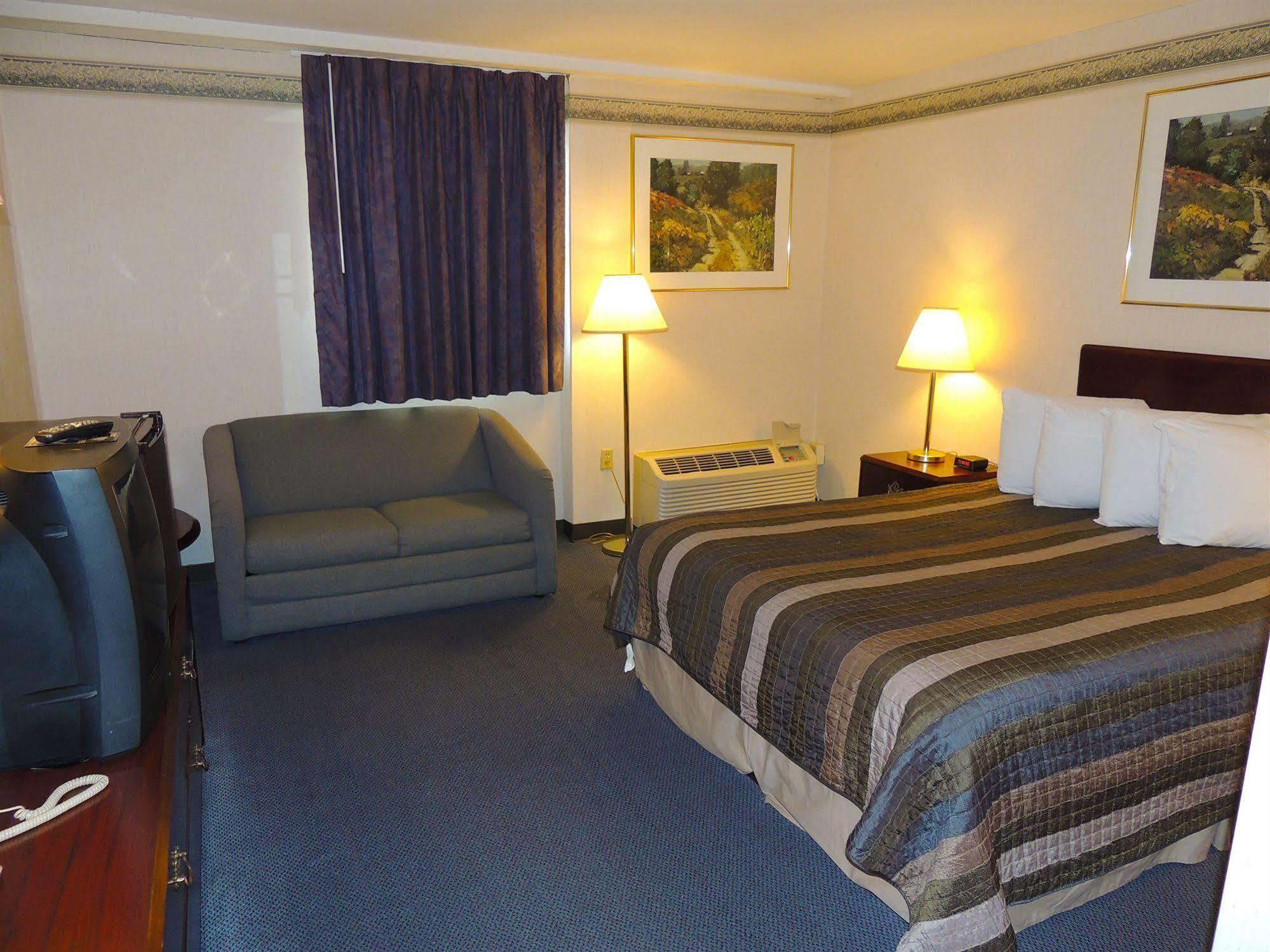 Budget Host Inn & Suites Fertility Zewnętrze zdjęcie